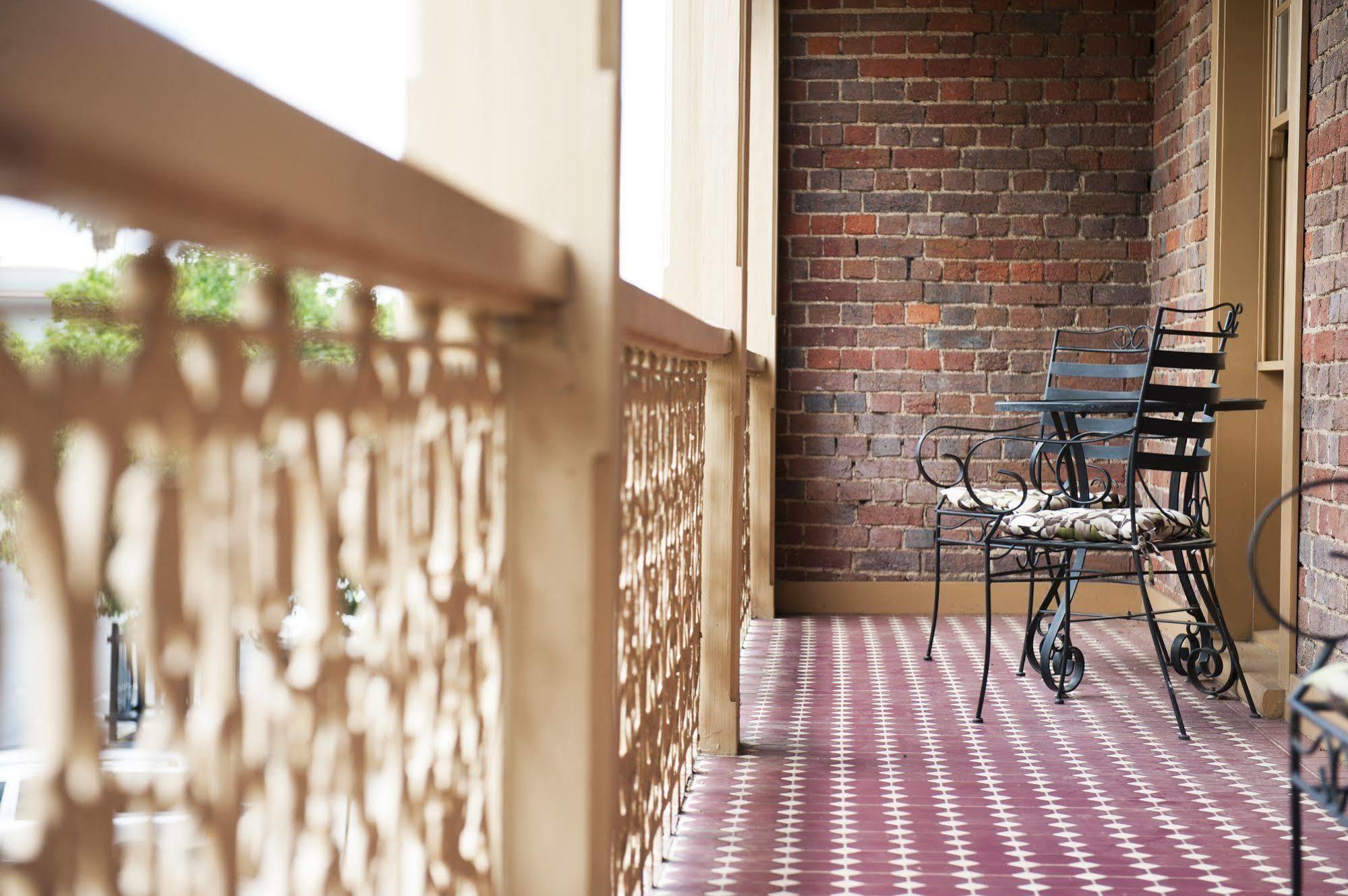 Cobb & Co Court Boutique Hotel Маджи Екстериор снимка